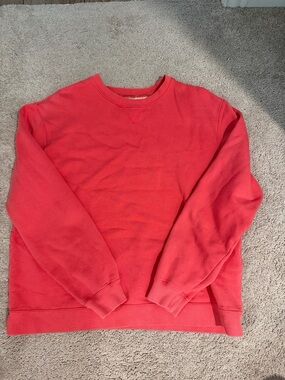 Women’s crewneck sweatshirt pink fits like a medium or small